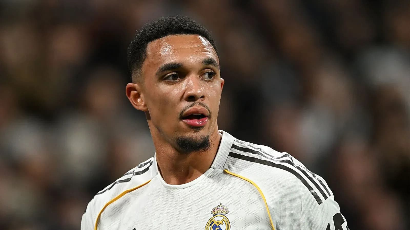 Jugador de fútbol con camiseta del Real Madrid en acción