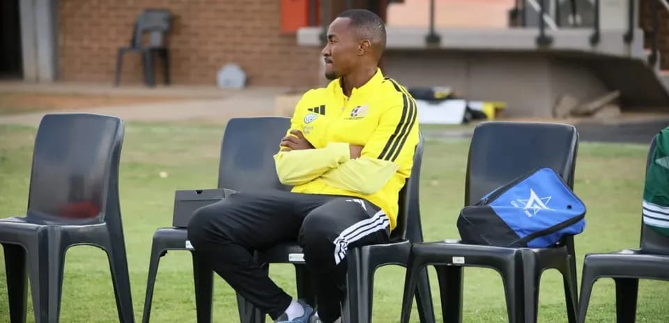 Entrenador sentado en la banca durante entrenamiento
