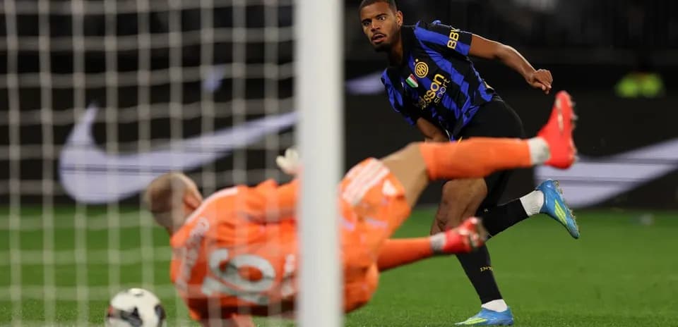 Jugador de Inter lanzando un penalti en partido
