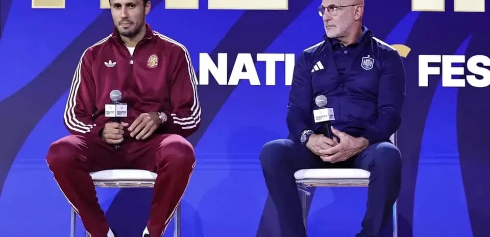 Entrenadores en conferencia de prensa antes del partido