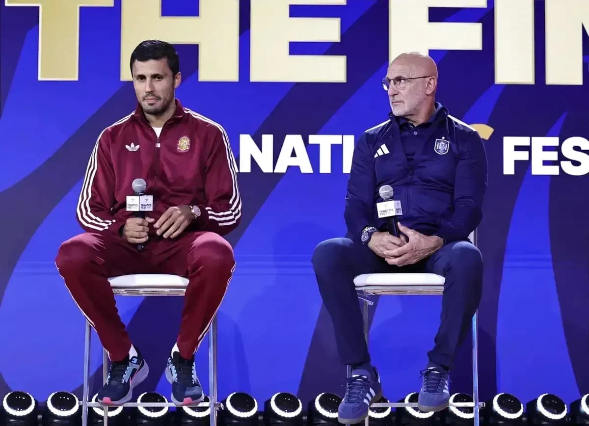 Entrenadores en conferencia de prensa antes del partido