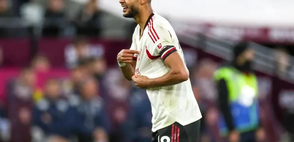 Jugador de fútbol señalando su camiseta durante el partido