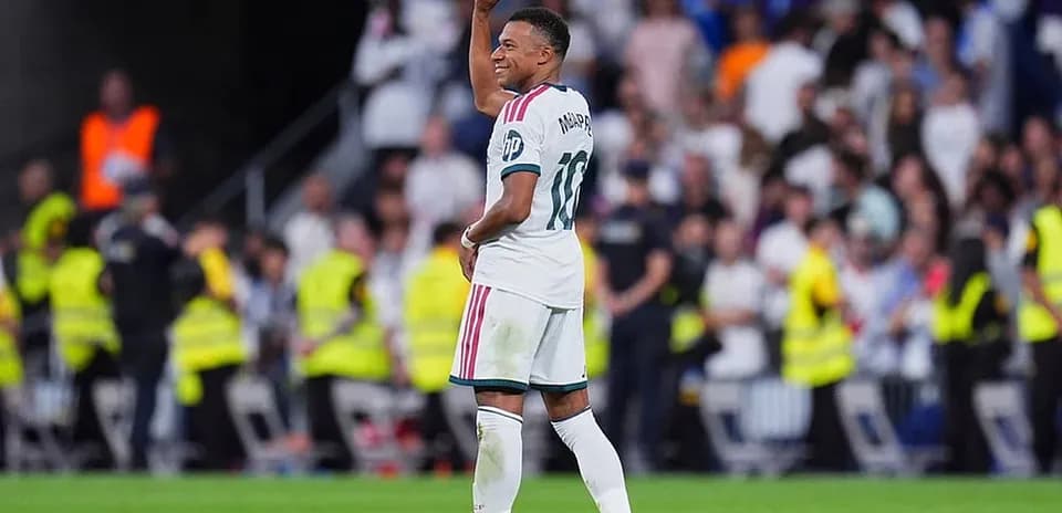 Jugador de Real Madrid con balón en mano