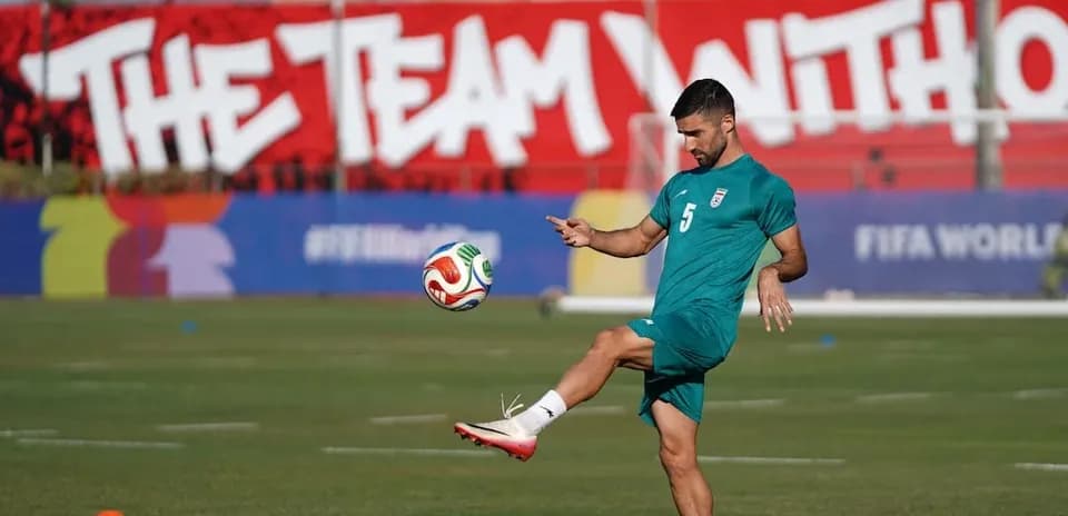 Jugador de Irán entrenando para el Mundial