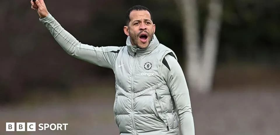 Entrenador dirigiendo a su equipo en entrenamiento