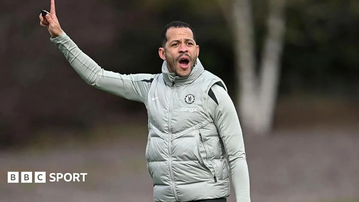 Entrenador dirigiendo a su equipo en entrenamiento
