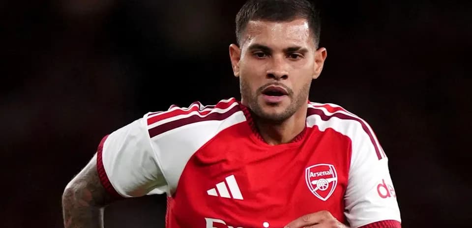 Jugador de Arsenal corriendo durante un partido