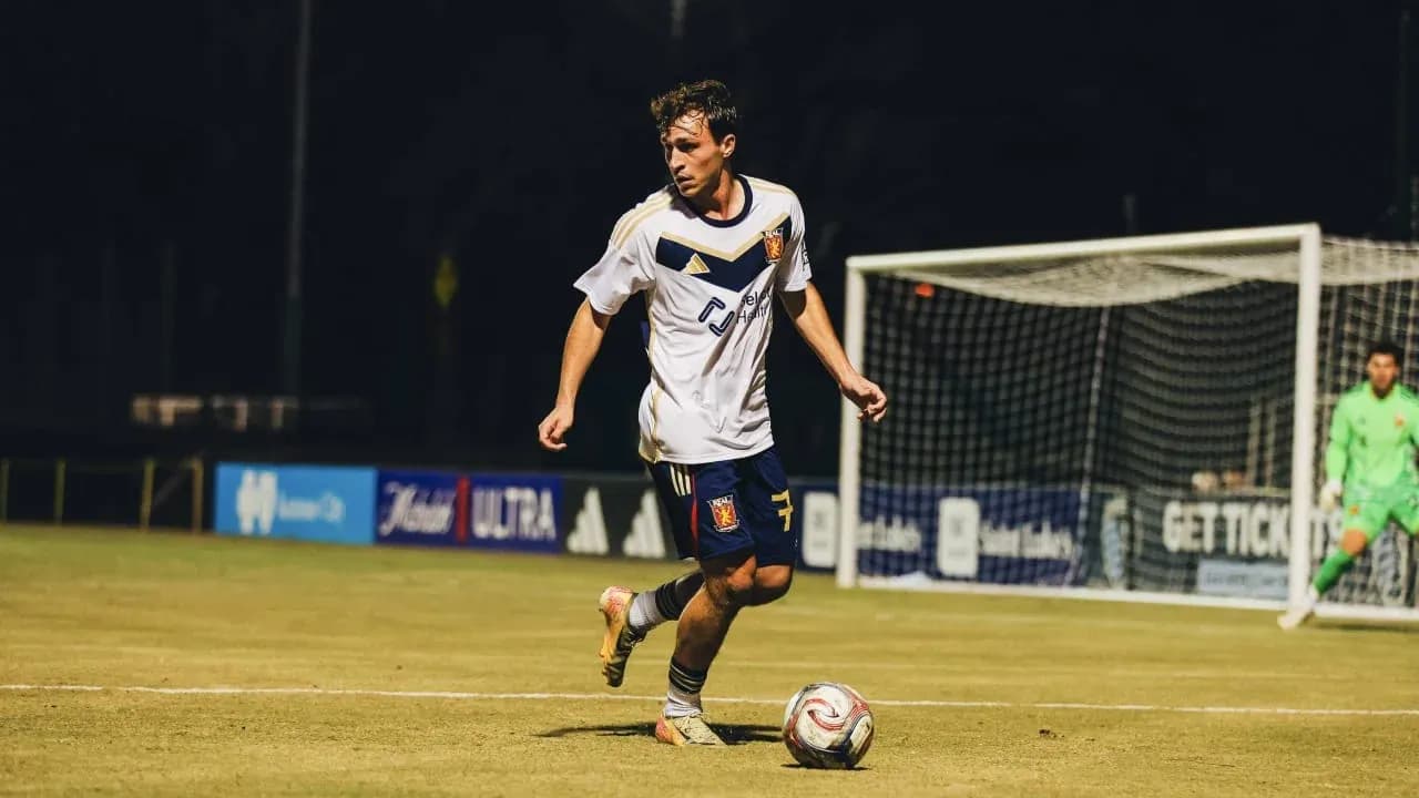 Jugador del Real Monarchs en acción durante el partido