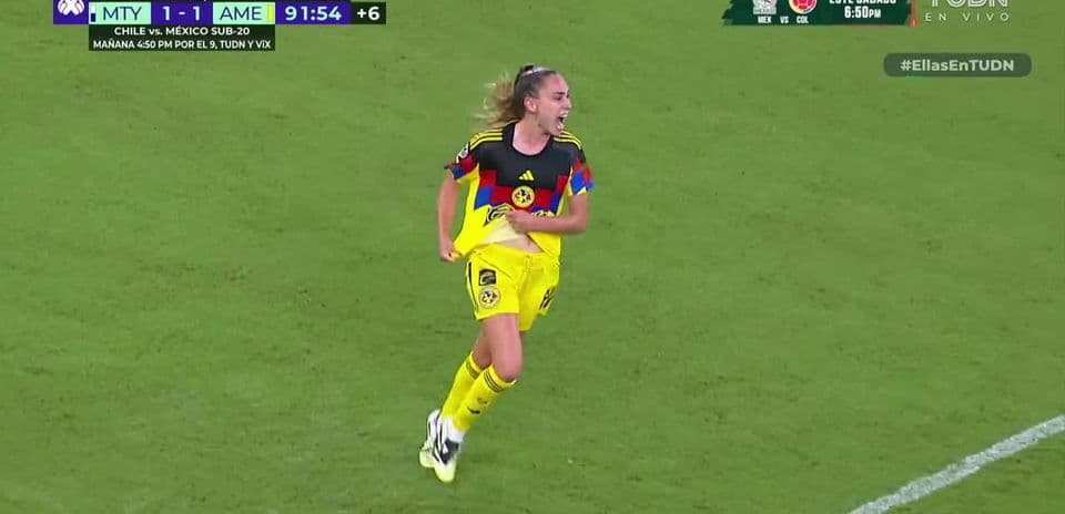 Jugadora de América celebra durante el partido