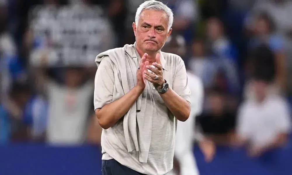 Entrenador aplaudiendo tras el partido