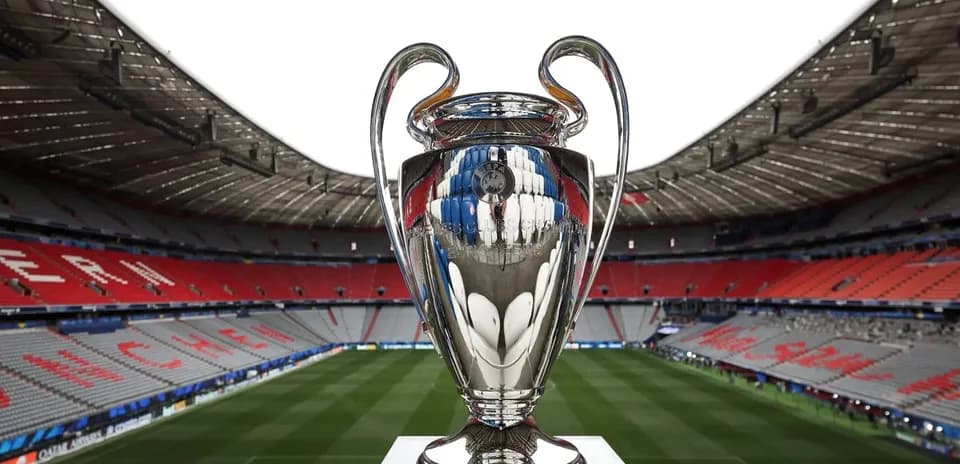 Trofeo de la UEFA Champions League en estadio vacío