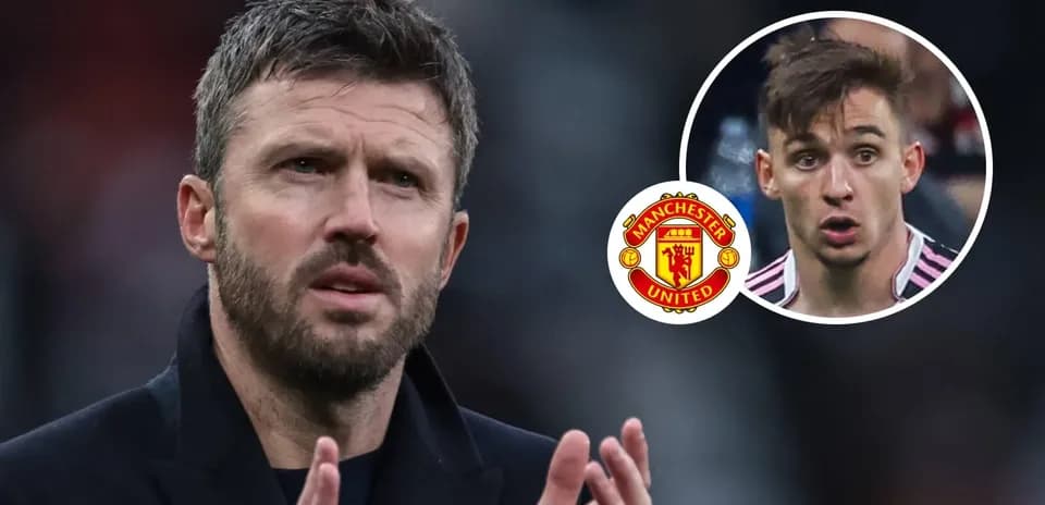 Entrenador aplaudiendo con jugadores de Manchester United