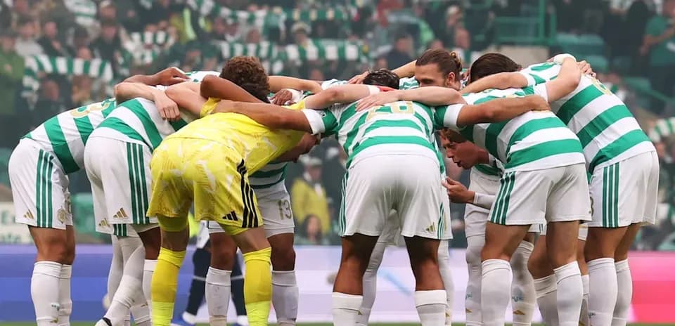 Equipo de fútbol en círculo antes del partido