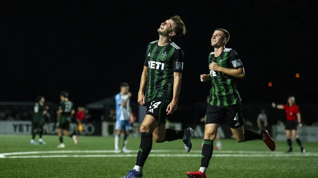 Jugadores celebrando un gol en el partido