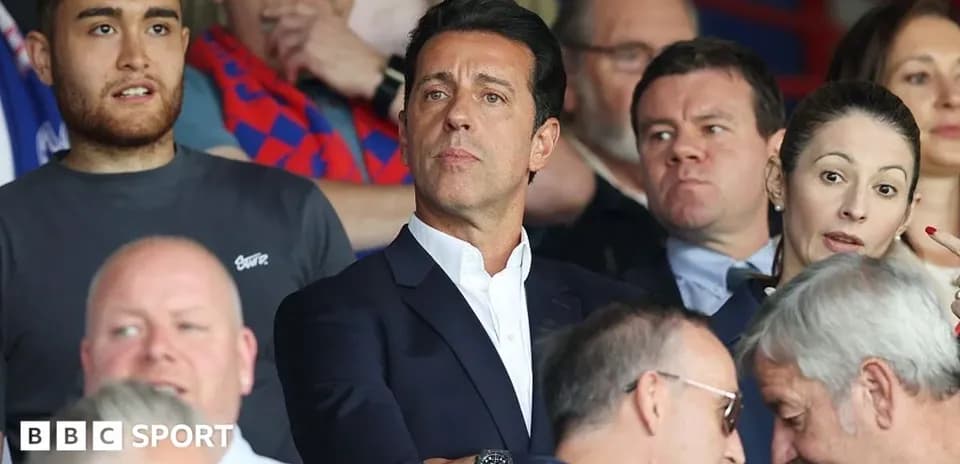Grupo de espectadores en un partido de fútbol