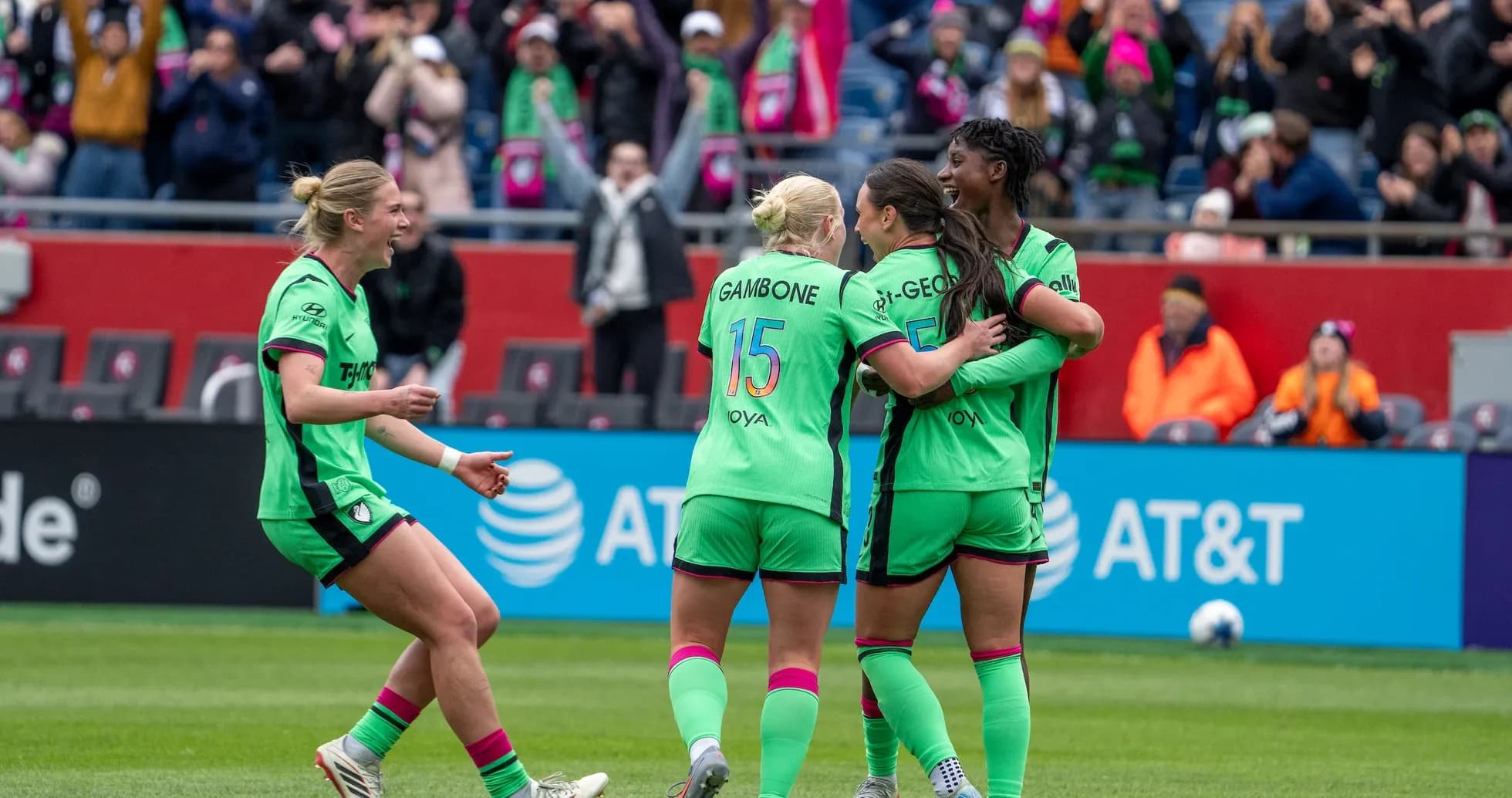 Jugadoras celebrando un gol durante el partido