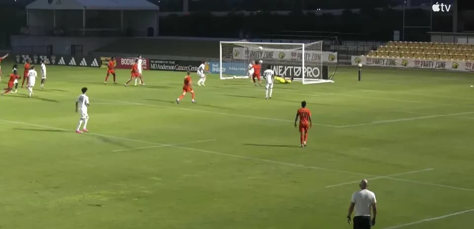 Jugadores compitiendo en un partido de fútbol