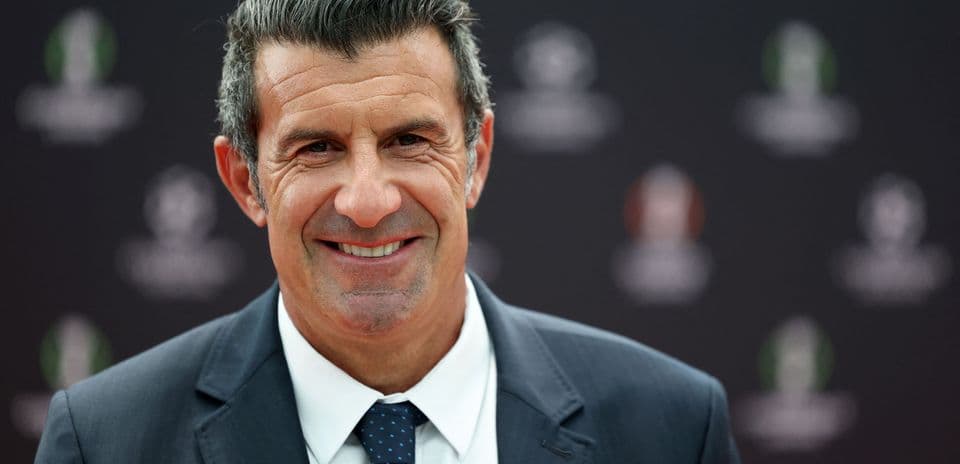 Hombre sonriendo en evento de fútbol