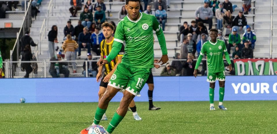 Jugador de Hartford Athletic en acción durante el partido