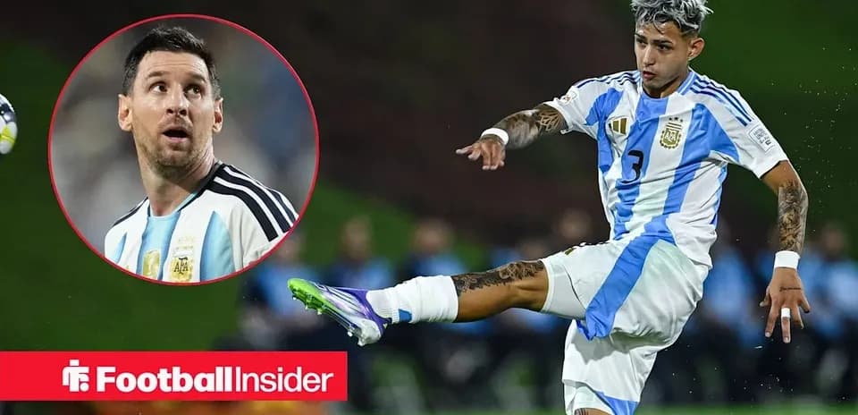 Jugador argentino pateando el balón durante un partido