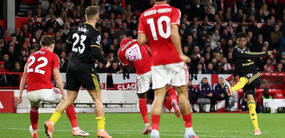 Hudson-Odoi disparando en el partido contra Nottingham