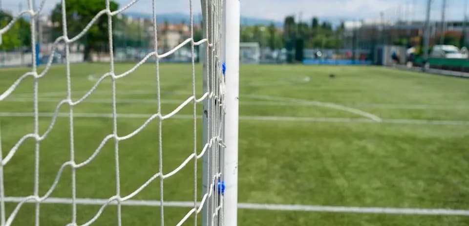 Portería en campo de fútbol con césped artificial