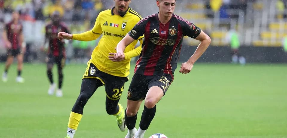Jugador de Atlanta United II corriendo con el balón