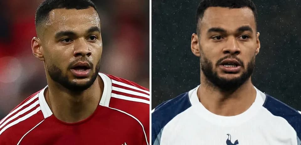 Dos jugadores en diferentes uniformes de fútbol