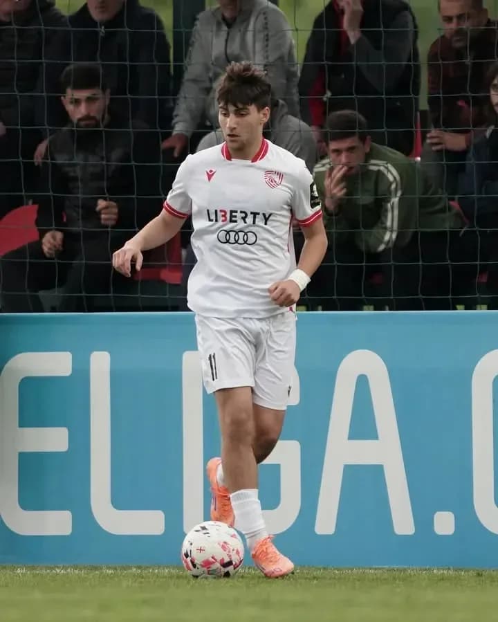 Jugador con balón en el campo durante un partido