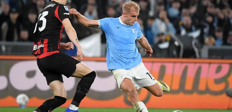 Jugador de Lazio desafiando a defensor de AC Milan