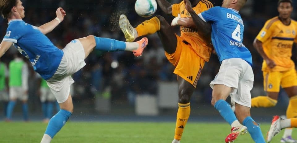 Jugador de Pisa en acción durante el partido