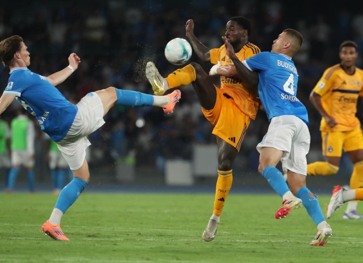 Jugador de Pisa en acción durante el partido