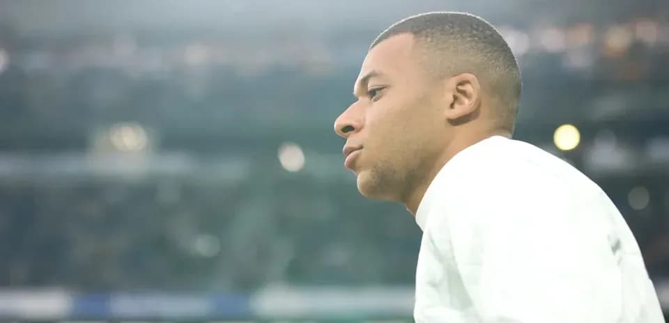 Jugador observando el partido desde la banca