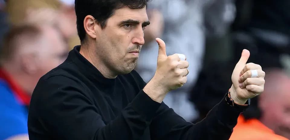 Entrenador dando pulgares arriba durante el partido
