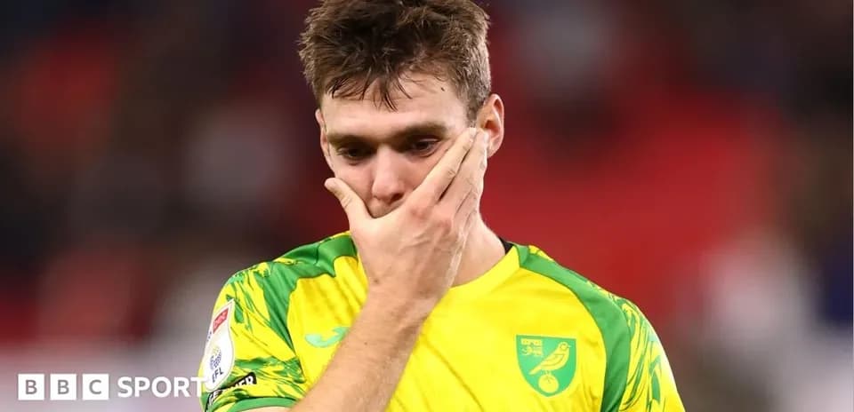Jugador de Norwich City con uniforme amarillo, preocupado