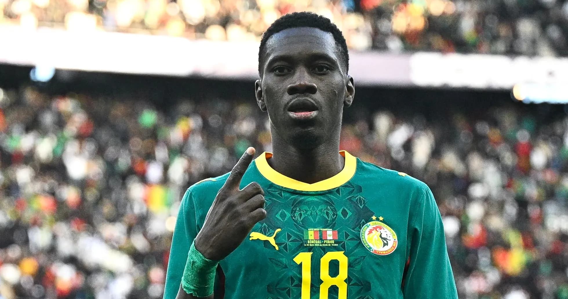 Jugador de Senegal señalando con un dedo en el campo