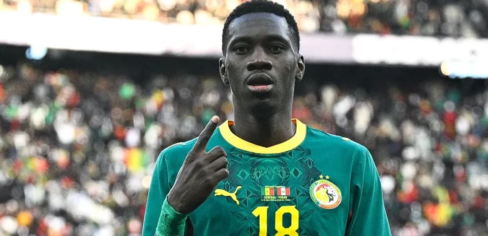 Jugador de Senegal señalando con un dedo en el campo