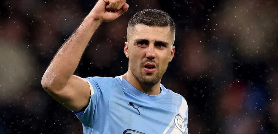 Jugador de Manchester City levantando el puño en celebración