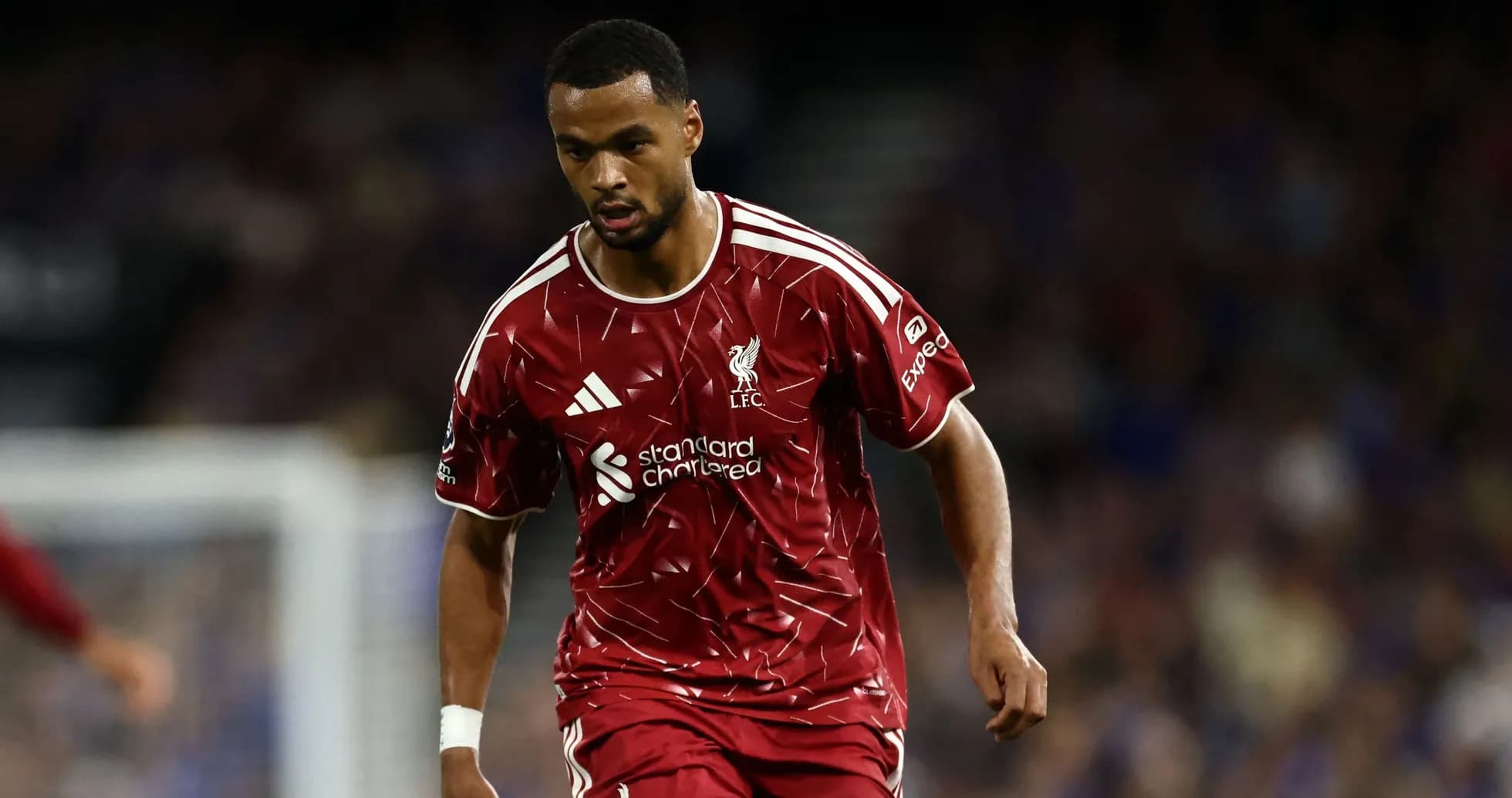 Jugador de Liverpool corriendo durante un partido