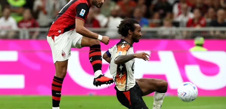 Jugador de AC Milan en acción contra Venezia