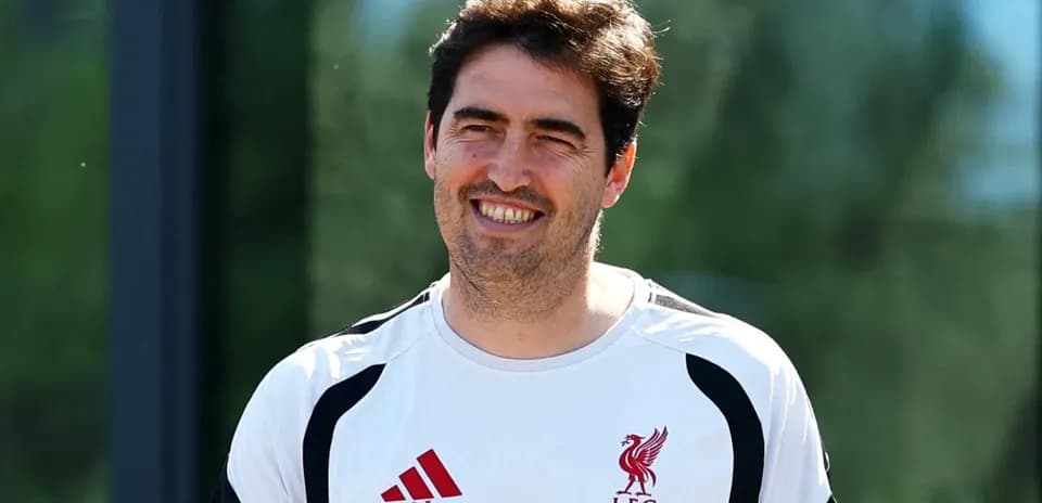 Entrenador de Liverpool sonriendo en la sesión