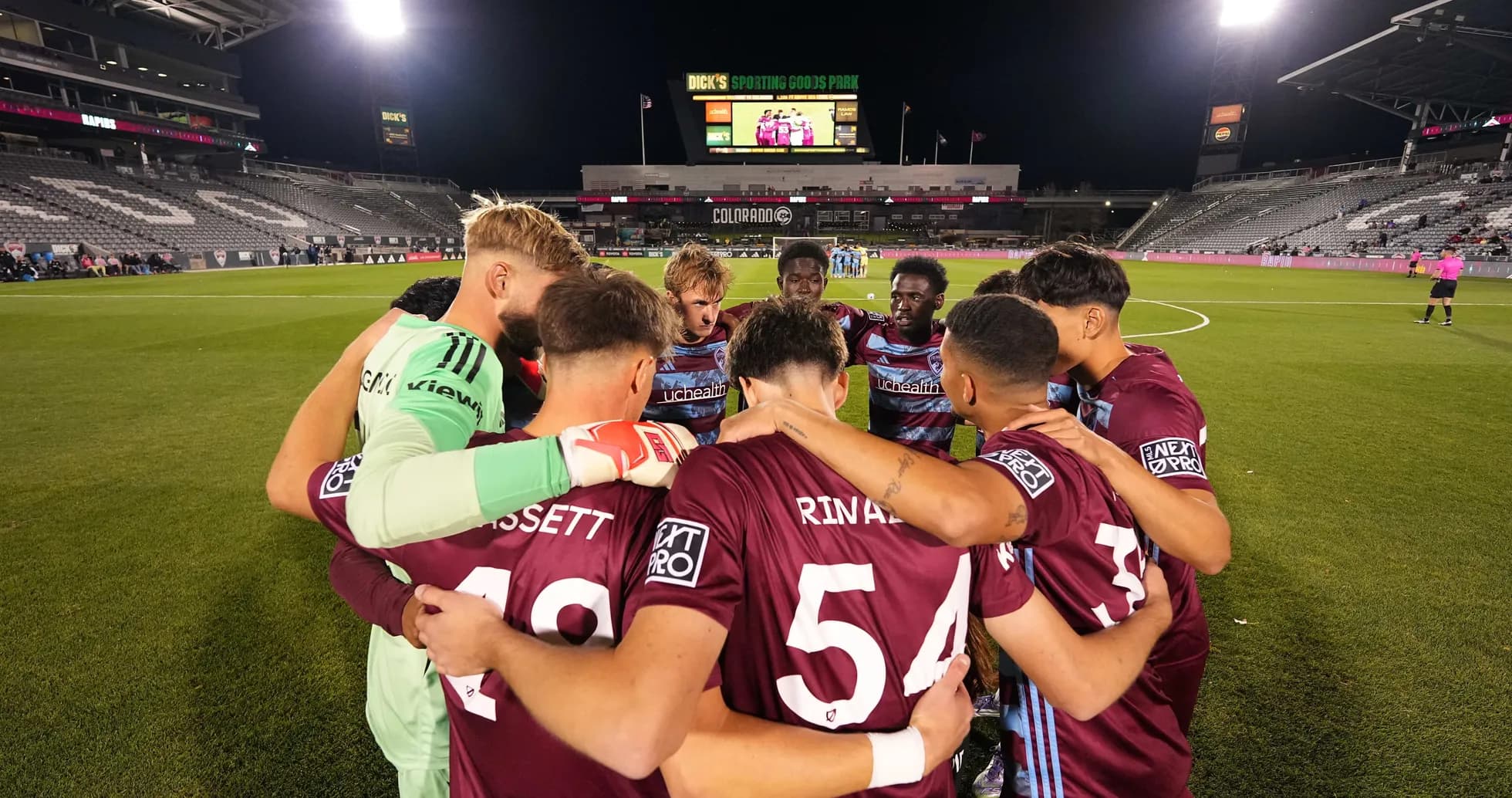 Jugadores de Colorado Rapids II en círculo