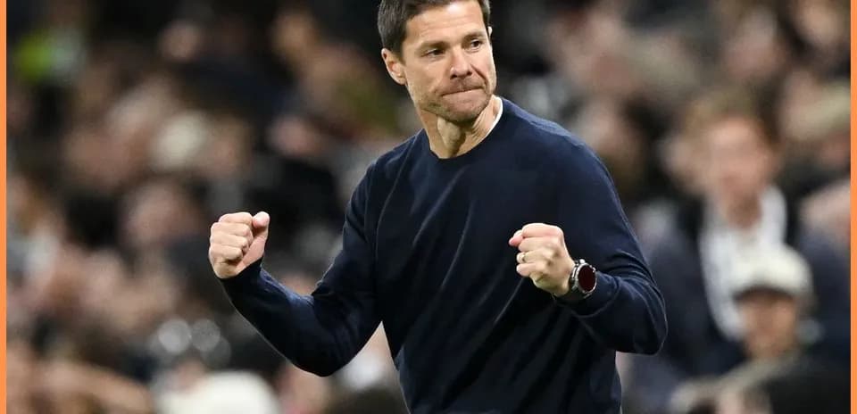 Entrenador celebrando con puños en alto