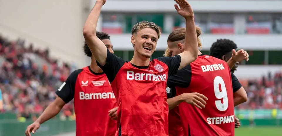 Jugador celebrando con compañeros tras un gol