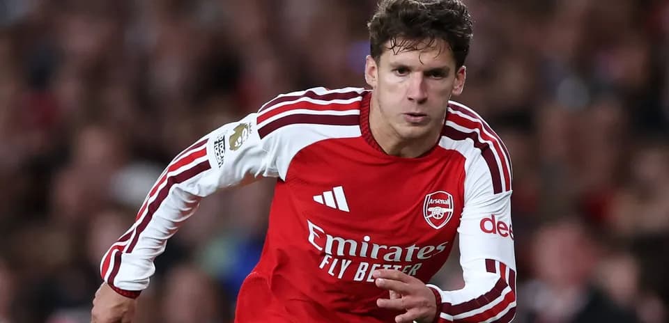 Jugador de Arsenal corriendo en el campo
