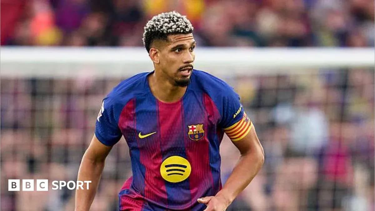 Jugador de Barcelona corriendo en el campo