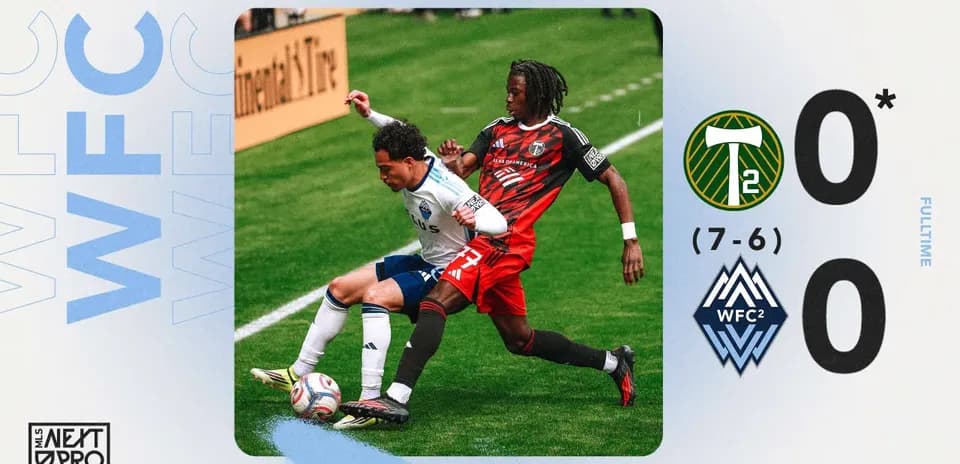 Jugadores compitiendo en partido de fútbol