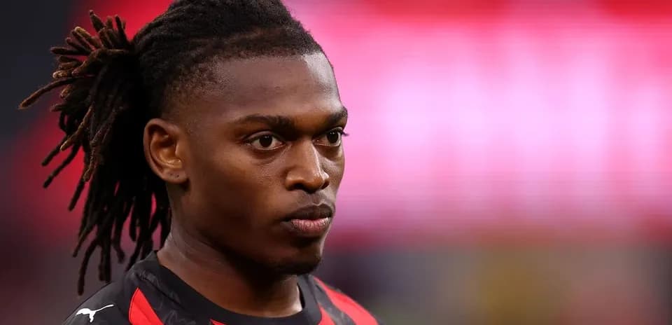 Jugador con camiseta negra y roja en primer plano
