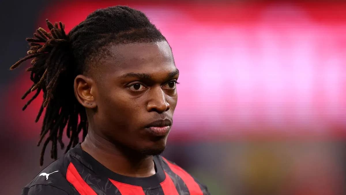 Jugador con camiseta negra y roja en primer plano