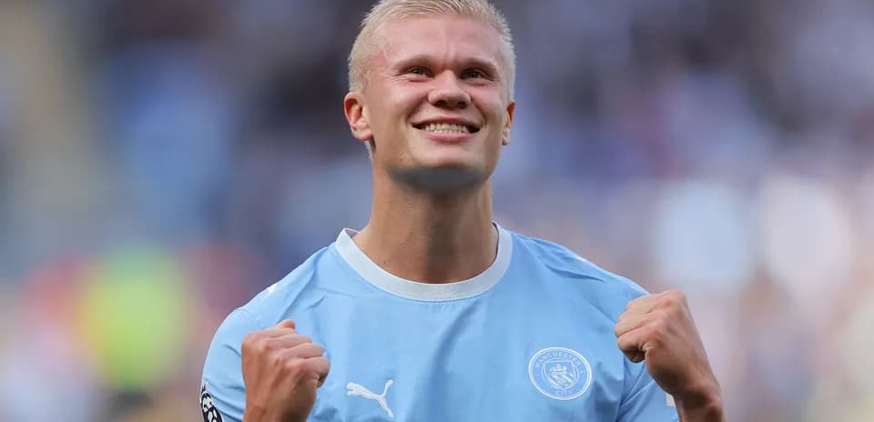 Jugador de Manchester City celebrando con los puños cerrados